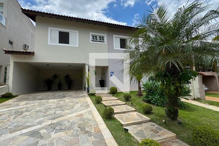Casa de condomínio à venda com 360m², 4 quartos e 4 vagasFachada