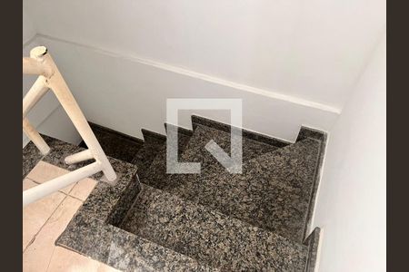 Casa à venda com 88m², 3 quartos e 1 vaga Casa à venda com 88m², 3 quartos e 1 vagaEscada Segundo andar