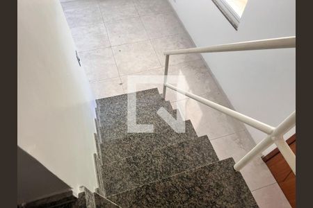 Casa à venda com 88m², 3 quartos e 1 vaga Casa à venda com 88m², 3 quartos e 1 vagaEscada Segundo andar