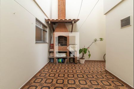 Casa à venda com 218m², 4 quartos e 3 vagas Casa à venda com 218m², 4 quartos e 3 vagasQuintal