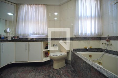 Apartamento à venda com 221m², 4 quartos e 3 vagas Apartamento à venda com 221m², 4 quartos e 3 vagasBanheiro da Suíte