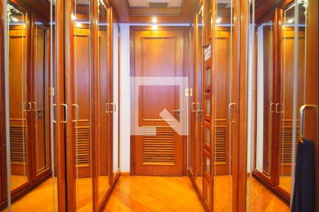 Apartamento à venda com 221m², 4 quartos e 3 vagas Apartamento à venda com 221m², 4 quartos e 3 vagasCloset da suíte