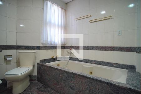 Apartamento à venda com 221m², 4 quartos e 3 vagas Apartamento à venda com 221m², 4 quartos e 3 vagasBanheiro da Suíte