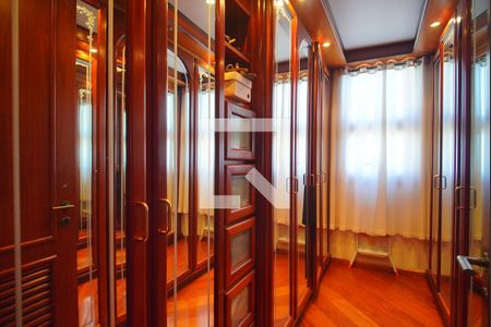 Apartamento à venda com 221m², 4 quartos e 3 vagas Apartamento à venda com 221m², 4 quartos e 3 vagasCloset da suíte