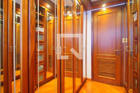 Apartamento à venda com 221m², 4 quartos e 3 vagas Apartamento à venda com 221m², 4 quartos e 3 vagasCloset da suíte