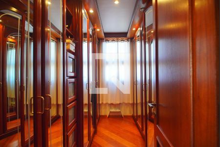 Apartamento à venda com 221m², 4 quartos e 3 vagas Apartamento à venda com 221m², 4 quartos e 3 vagasCloset da suíte