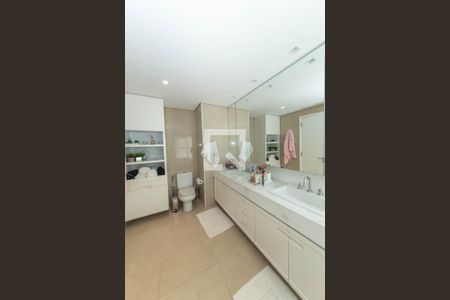 Apartamento à venda com 198m², 4 quartos e 3 vagas Apartamento à venda com 198m², 4 quartos e 3 vagasBanheiro da Suíte 3