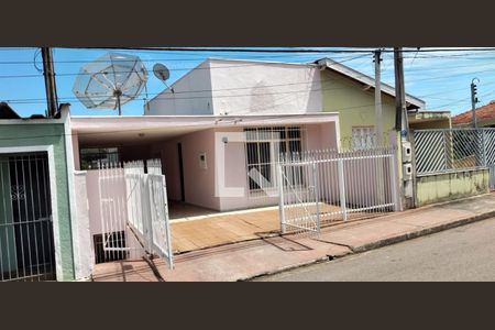 Casa à venda com 200m², 2 quartos e 2 vagas Casa à venda com 200m², 2 quartos e 2 vagasFachada