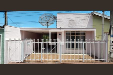 Casa à venda com 200m², 2 quartos e 2 vagas Casa à venda com 200m², 2 quartos e 2 vagasFachada
