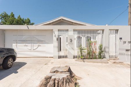 Casa para alugar com 313m², 3 quartos e 3 vagas Casa para alugar com 313m², 3 quartos e 3 vagasFachada