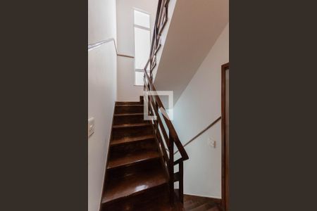 Casa à venda com 250m², 4 quartos e 2 vagasEscadas segundo andar