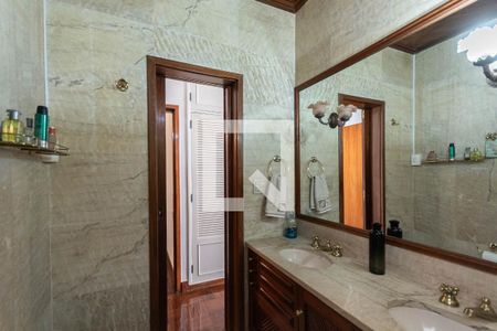 Casa à venda com 250m², 4 quartos e 2 vagasBanheiro Suíte 1