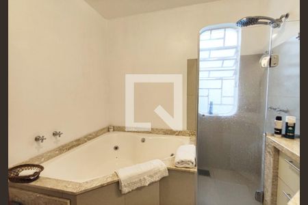 Casa à venda com 328m², 3 quartos e 6 vagas Casa à venda com 328m², 3 quartos e 6 vagasBanheiro