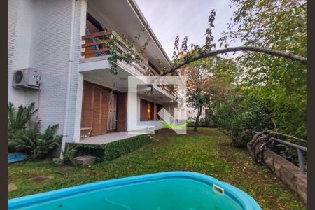 Casa à venda com 328m², 3 quartos e 6 vagas Casa à venda com 328m², 3 quartos e 6 vagasPiscina
