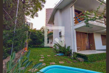 Casa à venda com 328m², 3 quartos e 6 vagas Casa à venda com 328m², 3 quartos e 6 vagasPiscina