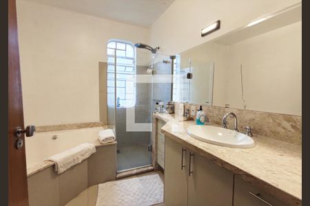 Casa à venda com 328m², 3 quartos e 6 vagas Casa à venda com 328m², 3 quartos e 6 vagasBanheiro