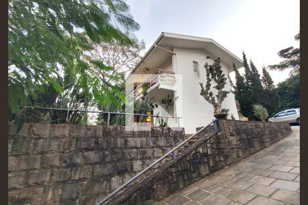 Casa à venda com 328m², 3 quartos e 6 vagas Casa à venda com 328m², 3 quartos e 6 vagasFachada