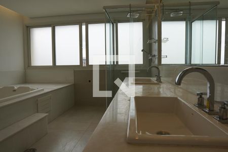Apartamento à venda com 532m², 6 quartos e 5 vagasBanheiro da Suite 2 