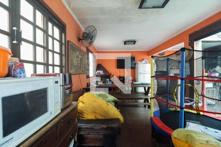 Casa à venda com 300m², 1 quarto e 10 vagas Casa à venda com 300m², 1 quarto e 10 vagasCozinha e Área da Churrasqueira