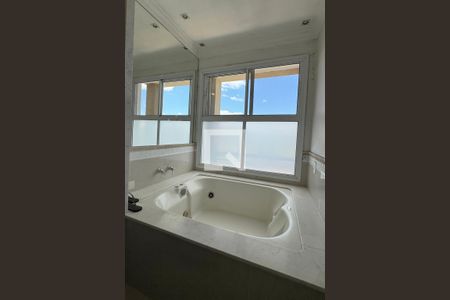 Casa de condomínio à venda com 500m², 4 quartos e 4 vagasBanheiro da Suíte 1