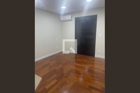 Casa de condomínio à venda com 320m², 3 quartos e 4 vagas Casa de condomínio à venda com 320m², 3 quartos e 4 vagasQuarto