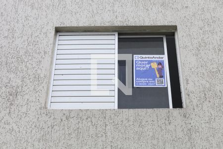 Apartamento à venda com 45m², 2 quartos e 1 vagaPlaca instalada na janela da área de serviço