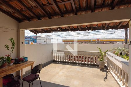 Casa à venda com 160m², 5 quartos e 5 vagas Casa à venda com 160m², 5 quartos e 5 vagasVaranda