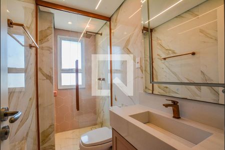 Apartamento à venda com 345m², 3 quartos e 6 vagas Apartamento à venda com 345m², 3 quartos e 6 vagasBanheiro da Suíte 1