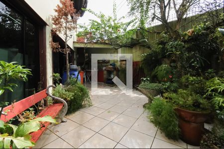 Casa à venda com 300m², 3 quartos e 3 vagas Casa à venda com 300m², 3 quartos e 3 vagasQuintal