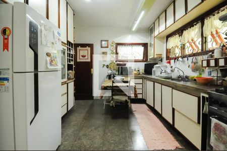 Casa à venda com 300m², 3 quartos e 3 vagas Casa à venda com 300m², 3 quartos e 3 vagasCozinha - Armários