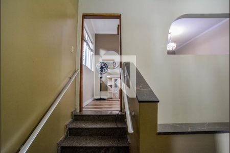 Casa à venda com 256m², 4 quartos e 1 vaga Casa à venda com 256m², 4 quartos e 1 vagaEscada