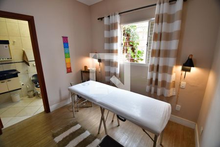 Casa à venda com 302m², 4 quartos e 4 vagasFlat - Quarto Suíte