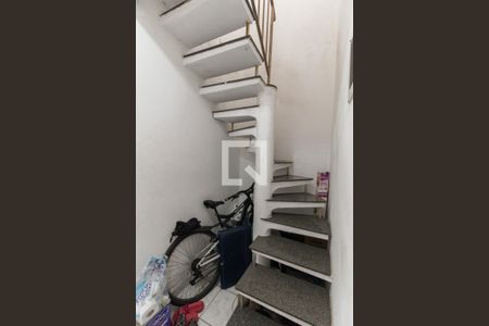 Casa à venda com 150m², 2 quartos e 1 vaga Casa à venda com 150m², 2 quartos e 1 vagaEscada