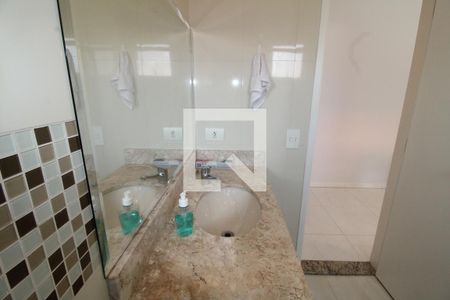 Casa à venda com 200m², 3 quartos e 6 vagasQuarto 1 - Banheiro