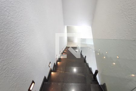 Casa de condomínio à venda com 274m², 3 quartos e 4 vagas Casa de condomínio à venda com 274m², 3 quartos e 4 vagasEscada - Garagem