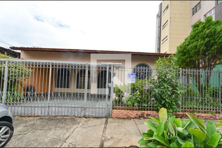 Casa à venda com 268m², 3 quartos e 2 vagas Casa à venda com 268m², 3 quartos e 2 vagasFachada