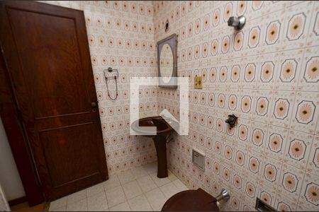 Casa à venda com 268m², 3 quartos e 2 vagas Casa à venda com 268m², 3 quartos e 2 vagasBanheiro social