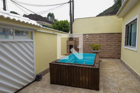 Casa de condomínio à venda com 255m², 3 quartos e 1 vagaPiscina