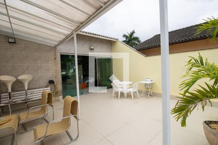 Casa de condomínio à venda com 255m², 3 quartos e 1 vagaCobertura