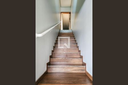 Casa à venda com 366m², 3 quartos e 8 vagasEscada