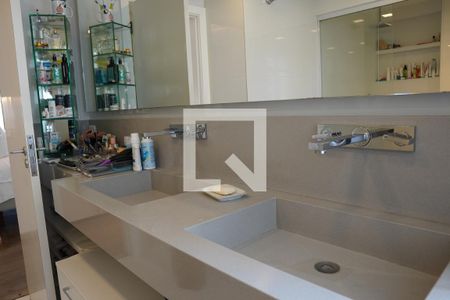 Apartamento à venda com 300m², 6 quartos e 4 vagasBanheiro da Suíte