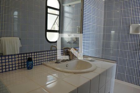 Apartamento à venda com 300m², 6 quartos e 4 vagasBanheiro da Suíte 2