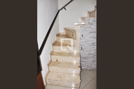 Casa de condomínio à venda com 121m², 2 quartos e 2 vagasDetalhe - Escada Quartos