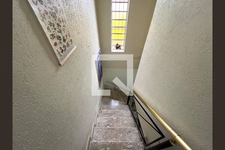 Casa à venda com 163m², 3 quartos e 2 vagas Casa à venda com 163m², 3 quartos e 2 vagasEscada