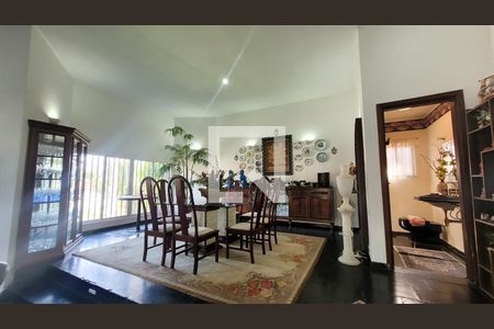 Casa à venda com 285m², 4 quartos e 4 vagas Casa à venda com 285m², 4 quartos e 4 vagasSala