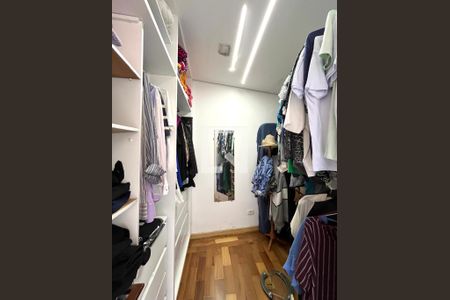Casa à venda com 300m², 5 quartos e 3 vagas Casa à venda com 300m², 5 quartos e 3 vagasCloset da suíte