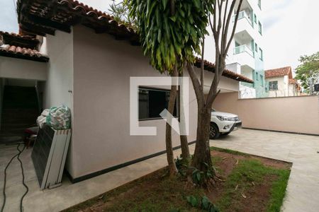 Casa à venda com 350m², 5 quartos e 3 vagas Casa à venda com 350m², 5 quartos e 3 vagasÁrea Externa