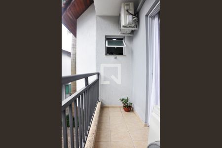 Casa de condomínio à venda com 147m², 3 quartos e 2 vagas Casa de condomínio à venda com 147m², 3 quartos e 2 vagasDetalhe - Varanda do Quarto 01 com Suíte