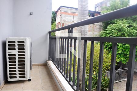 Casa de condomínio à venda com 147m², 3 quartos e 2 vagas Casa de condomínio à venda com 147m², 3 quartos e 2 vagasDetalhe - Varanda do Quarto 01 com Suíte