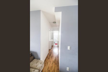 Corredor de apartamento para alugar com 3 quartos, 74m² em Jardim Tupanci, Barueri